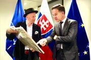 Luka Brase a Mark Rutte. Oravský umelec venoval generálnemu tajomníkovi NATO originálny obraz. 