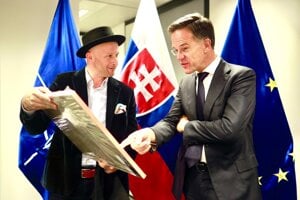 Luka Brase a Mark Rutte. Oravský umelec venoval generálnemu tajomníkovi NATO originálny obraz. 
