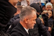 Moldavský oligarcha Vladimir Plahotniuc, obvinený z bankového podvodu v hodnote 1 miliardy dolárov, eskortovaný políciou na letisku v Kišiňove.