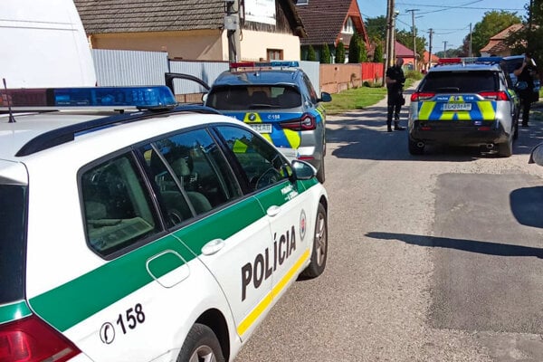 Polícia upozorňuje ľudí, aby si dávali pozor. 