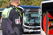 Autobus s rozbitým predným sklom po nehode v Hamburgu. 