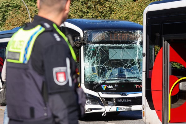Autobus s rozbitým predným sklom po nehode v Hamburgu. 