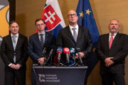 Sprava štátny tajomník ministerstva dopravy a výstavby Igor Choma, minister dopravy Jozef Ráž, generálny riaditeľ Národnej diaľničnej spoločnosti Filip Macháček a riaditeľ úseku prípravy Národnej diaľničnej spoločnosti Tomáš Mateička.