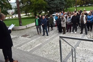 Protestné zhromaždenie pred OÚ Prešov.