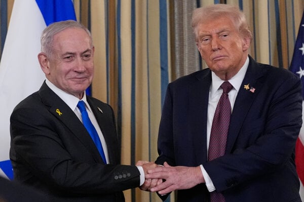 Americký prezident Donald Trump (vpravo) počas spoločnej tlačovej konferencie s izraelským premiérom Benjaminom Netanjahuom v Bielom dome.