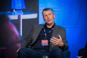 Július Mihálik, riaditeľ investičného úseku Národnej diaľničnej spoločnosti, a. s. počas diskusie.