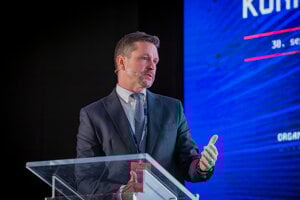 Peter Štrpka, zakladajúci partner advokátskej kancelárie soukeník - štrpka počas prezentácie.