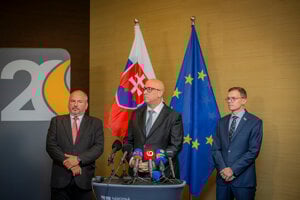 Zľava Igor Choma, Jozef Ráž a Filip Macháček pred podpisom zmlúv k výstavbe diaľnice D3.