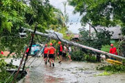 Záchranári evakuujú obyvateľov pozdĺž zatopených ulíc v dôsledku tropickej búrky Bualoi v provincii Romblon na Filipínach 26. septembra 2025.
