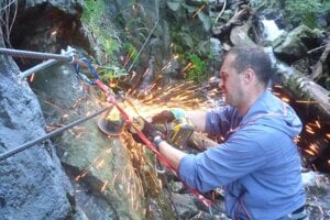Horskí záchranári sa dali s dobrovoľnkmi už do údržby a opravy vrchnej časti ferraty.