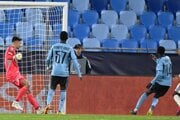Futbalista Slovana Alasana Yirajang (druhý sprava) si strieľa vlastný gól v zápase proti Štrasburgu.