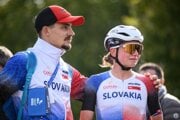 Viktória Chladoňová v cieli po štvrtom mieste v pretekoch U23 na ME v cyklistike 2025.