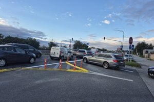 Kolóny a chaos na košickej križovatke. Zrušili pruh, vodiči sa nevedia dostať na štvorprúdovku