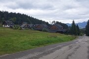 Máčkovo I pod hotelom Green na Kubínskej holi. Oproti cez cestu vyrastie Máčkovo II.