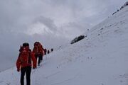 Záchranná akcia pod horou Tosc v slovinských Alpách, kde lavína strhla z chodníka troch chorvátskych horolezcov. 
