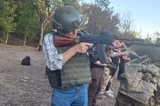 Na cvičisku pri okupovanom Mariupoli vystrieľal Čarnogurský z ruského samopalu celý zásobník.