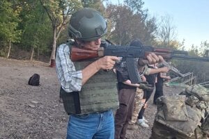 Ján Čarnogurský si bol v Mariupoli zastrieľať z kalašnikova na pozvanie ruského spolku