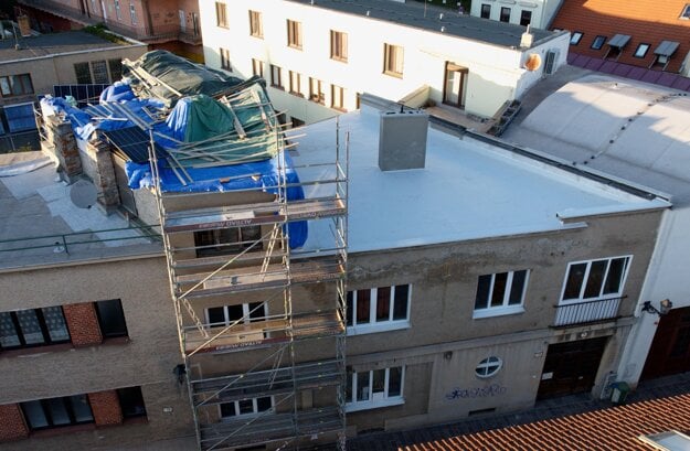 Pohľad z Vrátnej ulice - tretie nadzemné podlažie bolo pred niekoľkými dňami ešte prikryté. Na jeho pravej strane sa pod fóliami črtá úplne nový múr, ktorý rozširuje pôvodný pôdorys. (zdroj: Archív)