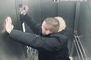 Vo výťahu je kamera. 