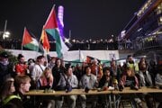 Aktivisti z flotily Global Sumud počas tlačovej besedy v Štokholme.