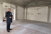 Ján Urban v centrálnej miestnosti budúceho múzea, kde bude srdce expozície - drevená maketa košického Dómu.