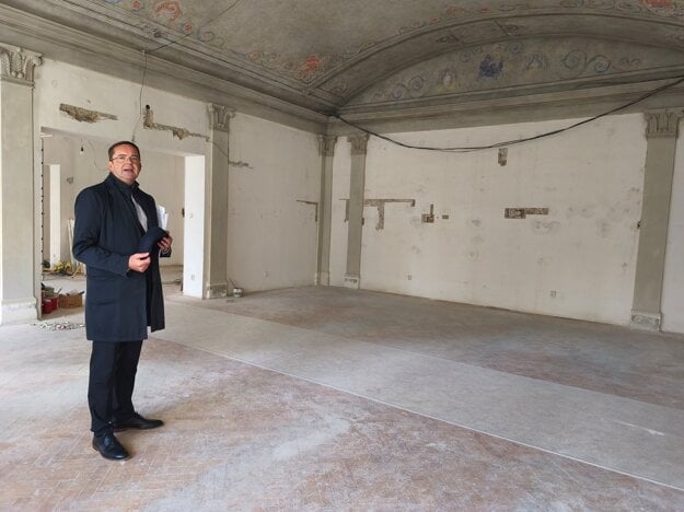 Ján Urban v centrálnej miestnosti budúceho múzea, kde bude srdce expozície - drevená maketa košického Dómu. (zdroj: Korzár/Elena Danková)