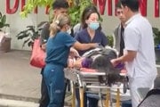 Zdravotníci prevážajú zranenú osobu do nemocnice po silnom zemetresení v meste Davao na juhu Filipín.