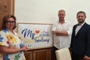 Primátorka mesta Alexandra Gieciová so zástupcami spoločnosti, ktorá sa venuje meraniu radónu. 