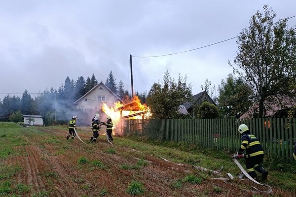 Pri požiari udiarne v Novoti zasahovali aj miestni dobrovoľní hasiči.