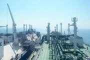Prekládka LNG na loď spoločnosti Excelerate v Bangladéši.