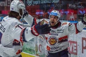 Hráči Zvolena Cole Cassels a Marek Hecl sa tešia z gólu