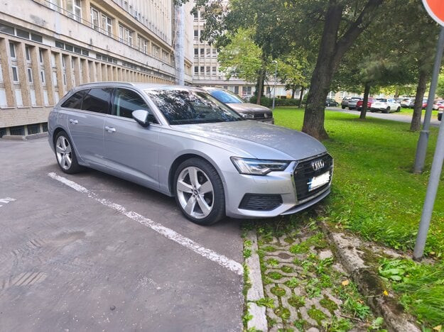 Pri vchode na rektorát Technickej univerzity parkujú rôzne autá. Dekan FEI má svoje nové v garáži. (zdroj: Korzár/Elena Danková)