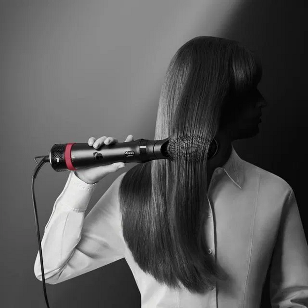 Multistyler Rowenta x KARL LAGERFELD Express Style ako darček na Vianoce. (zdroj: Rowenta)