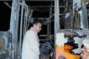 Guvernér indického štátu Rádžasthán Bhajan Lala Šaarma pri zuhoľnatenom osobného autobusu neďaleko Džaisalméru.