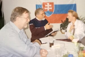 Grafológovia Ján Scholtz a Eduard Jablonský s Evou Jambrichovou v Buzitke.