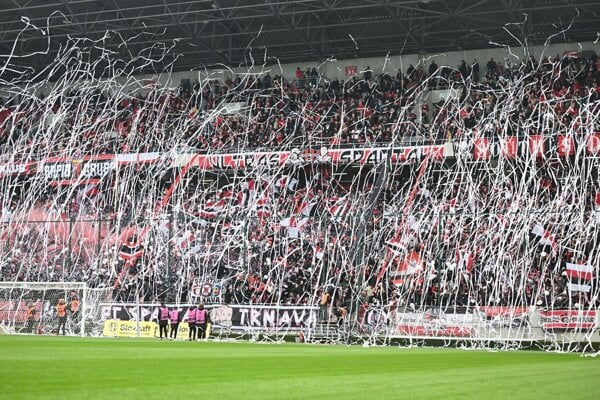Na snímke fanúšikovia Spartaka počas odvety semifinále Slovenského pohára FC Spartak Trnava - ŠK Slovan Bratislava.