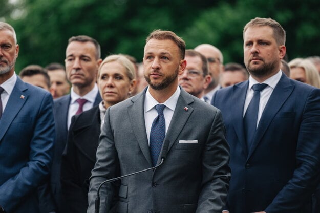 Predseda Hlasu Matúš Šutaj Eštok s členmi strany. (zdroj: SITA)
