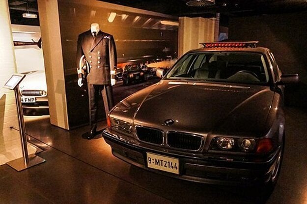 BMW 750iL z filmu Zajtrajšok nikdy nezomiera (zdroj: Wikimedia Commons)