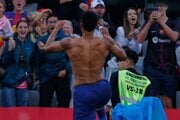 Ronald Araujo oslavuje víťazný gól FC Barcelona.