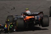 Zrážka obcoh pilotov McLarenu počas šprintu.