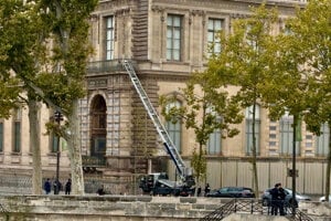 Zlodeji ukradli z parížskeho Louvru vzácne šperky. Majú nevyčísliteľnú hodnotu