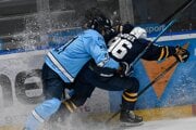 Zľava Dominik Jendek (HC Slovan Bratislava) a Damien Giroux (HK Spišská Nová Ves)  bojujú o puk pri mantineli počas zápasu 13. kola hokejovej Tipsport ligy HC Slovan Bratislava - HK Spišská Nová Ves.