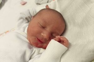 Nela Štefanicová (3060 g, 47 cm) sa narodila 13.10.2025 Lucii a Marekovi z Považskej Bystrice. Tešia sa na ňu súrodenci Markus a Miška.