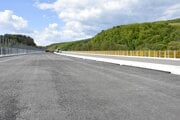 SR R2 NDS Ráž Kriváň Mýtna práce finálne BBX
Na R2 medzi Kriváňom a Mýtnou pracuje vyše 400 ľudí, stavba je vo finálnej fáze
Výstavba úseku rýchlostnej cesty R2 medzi obcami Kriváň a Mýtna. Snímka z apríla 2025.