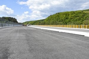 SR R2 NDS Ráž Kriváň Mýtna práce finálne BBX
Na R2 medzi Kriváňom a Mýtnou pracuje vyše 400 ľudí, stavba je vo finálnej fáze
Výstavba úseku rýchlostnej cesty R2 medzi obcami Kriváň a Mýtna. Snímka z apríla 2025.
