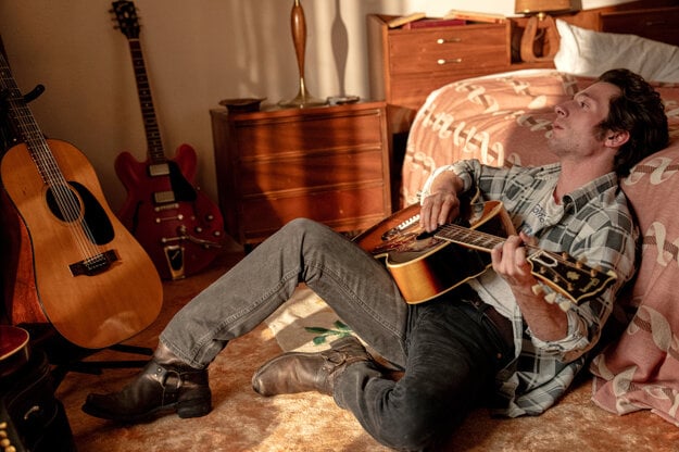 Album Nebraska nahral Springsteen v spálni. Na snímke Jeremy Allen White vo filme Vyveď ma z ničoty. (zdroj: TASR/AP)