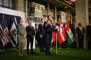 Americký viceprezident J. D. Vance, osobitný vyslanec USA pre Blízky východ Steve Witkoff a Jared Kushner v izraelskom Kirjat Gat.