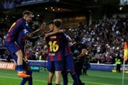 Hráči Barcelony oslavujú gól. 