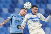 Guram Kašia (vľavo) a Kendry Páez v hlavičkovom súboji v zápase Slovan Bratislava - Štrasburg. 