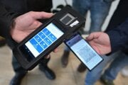 Mobilný telefón počas spustenia do prevádzky mobilných aplikácií eDoklady a eIdentita.